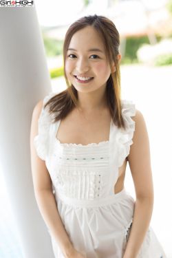 美女用手扒开粉嫩的尿口